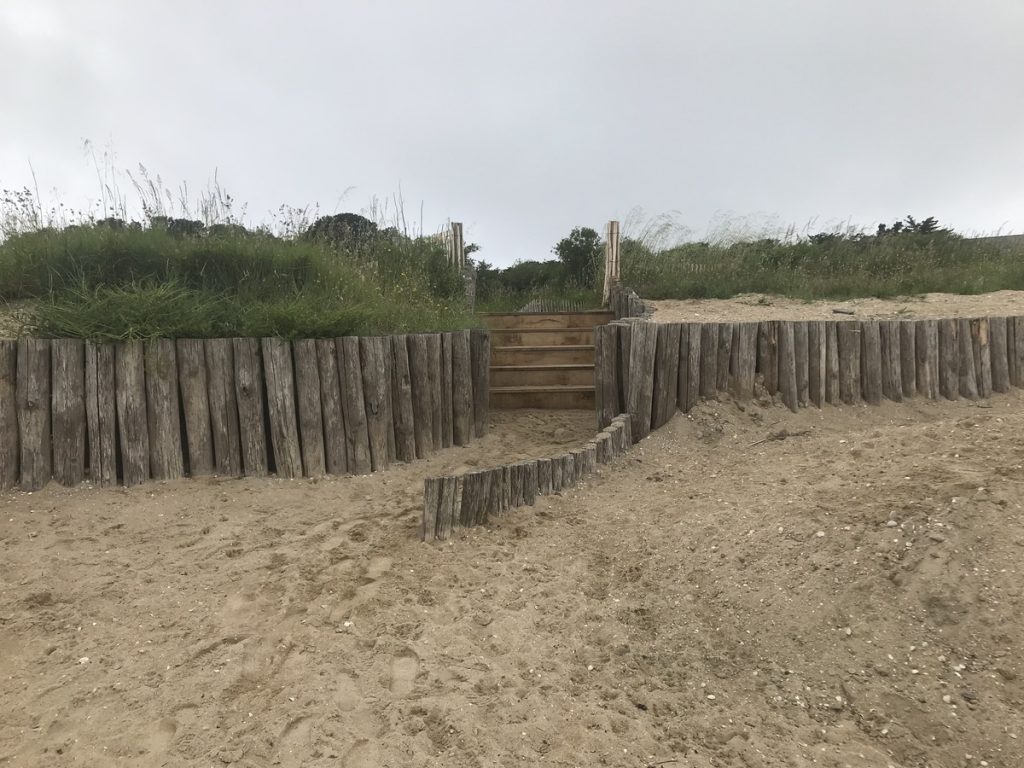 Un nouvel escalier avec 5 marches en bois vient remplacer celui détruit par les tempêtes de 2023 . Suite à notre intervention un accès à la plage au milieu de la bole de Merquel a été reconstitué ( sentier de 15 mètres sur la dune , visible sur le site internet Géoportail )